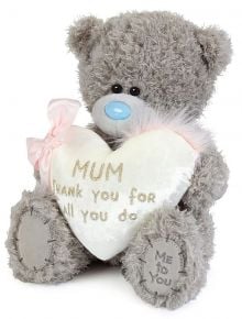 Плюшено мече Me To You - Mum, 21 см е сив, пухкав, със синьо носле и розова панделка. Държи бяла възглавничка във формата на сърце с надпис "Мамо, благодаря ти за всичко, което правиш"-идеален подарък за майка.