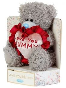 Плюшено мече Me To You - Mummy, 15 см с емблематичен син нос е в красива кутия и държи сърце с надпис "Love You Mummy"-идеален подарък за мама. Кутията също има надпис "Обичам те, мамо".