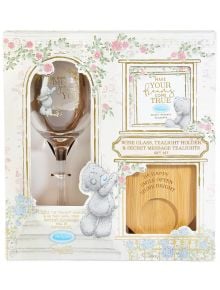 Подаръчен комплект Me to You Tatty Teddy включва чаша за вино, свещник и тийнейджърски свещи с вдъхновяващи послания в цветна опаковка с любимото сиво мече.