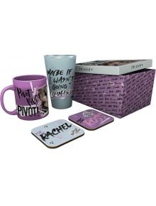 Подаръчен комплект ABYstyle Friends включва лилава чаша Pivot, синя чаша Може би, ако не ходех командос, два подложки Рейчъл и Рос и стилна кутия - идеален сувенир за фенове на Приятели.