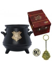 Подаръчен комплект ABYstyle Harry Potter - Hogwarts Suitcase с 3D чаша Котелче с герба на Хогуортс, червена кутия, ключодържател и кръгла значка 9¾-перфектни сувенири за феновете!.