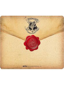 Подложка за мишка ABYstyle Harry Potter - Hogwarts Letter е с дизайн на плик от пергамент, запечатан с червен восък и герба на Хогуортс - идеален избор за феновете!.
