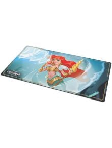 Подложка за игри с карти Ravensburger - Disney Lorcana TCG: Ariel, Sonic Warrior показва Ариел в златно-бяла броня с тризъбец - идеалният плеймейт за всеки фен на колекционерските картови игри.