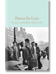 Корица на книгата "Стихотворения за любовта": Нова антология. Изданието на Macmillan Collector's Library включва черно-бяла снимка на двойка, целуваща се на оживена улица, която напомня за вечната романтика в класическата любовна поезия.