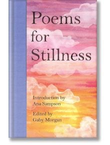 Корицата на "Стихотворения за спокойствие", поетична антология с акварелно небе от розови, оранжеви и жълти облаци; под редакцията на Габи Морган, с предговор от Ана Сампсън и син гръбнак вляво.