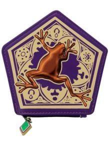 Портмоне ABYstyle Harry Potter - Chocolate Frog е лилав портфейл с формата на петоъгълник с богато украсени златни мотиви, стилизирана шоколадова жаба и цип с формата на цветна карта - идеален за всеки фен на Потър.