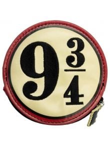 Портмоне ABYstyle Harry Potter - Platform 9 3/4 е кръгло портмоне за монети с червен кант, кремав фон и черен дизайн на "9¾", вдъхновен от платформата на Хари Потър, с цип от дясната страна.