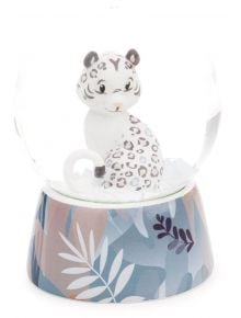 A уникален подарък, Преспапие Ниси - Снежният лепоард Елени представя снежен леопард сиви петна в стъклена топка и пастелен цвят основа с тропически листа - стилен декоративен аксесоар за всеки интериор.