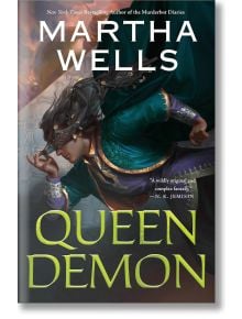 Корица на книгата Queen Demon (The Rising World, Book 2) от Марта Уелс, на която е изобразена облечена в зелено и лилаво фигура с богато украсена маска, която се протяга към светеща повърхност. В долната част на корицата се откроява удебелен жълт текст на