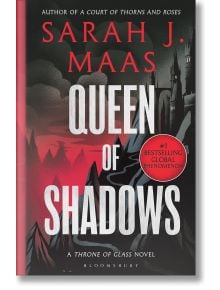 Корицата на книгата "Кралица на сенките" (Стъкленият трон, книга 4) показва тъмните кули на замъка и червеното небе. Изпъква дръзкото бяло заглавие с червена емблема, която обявява №1 за най-продаван световен феномен.