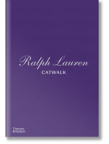 Книгата Ralph Lauren Catwalk има плътна лилава корица със заглавието с удебелен бял шрифт и "Thames & Hudson" в долния ляв ъгъл, представяща емблематични модни колекции.