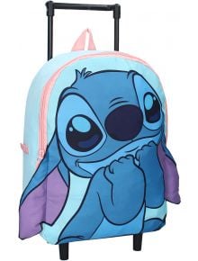 „Раничка за детска градина с тролей Vadobag Stitch – Brave And Courageous“ е светлосиня детска раница с колелца, украсена с голяма анимационна картинка на Стич от филма на Дисни „Лило и Стич“. С розови акценти, удобна дръжка отгоре и здрави черни колелца 