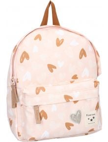 Раничката за детска градина Vadobag Kidzroom Loving Days е в светлорозов цвят с кафяви и бели сърчица, преден джоб с цип и етикет на Kidzroom със сребристо сърце. Тази очарователна раничка разполага и с кафява дръжка за носене отгоре.