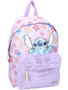 Пастелно лилава чанта Vadobag Stitch раничка за детска градина с флорален десен и анимационен бод отпред. Тя е с пухкав, светлолилав преден джоб, подходяща дръжка и се предлага в книжарница Orange.