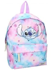 Vadobag Stitch раничка за детска градина в пастелен цвят с акварелна шарка в розово, лилаво и синьо, с намигващ герой Stitch отпред и розова дръжка в горната част - предлага се в книжарница Orange.