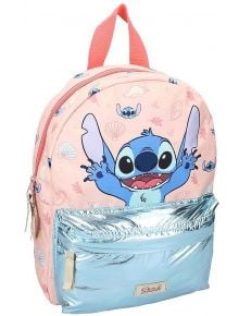 Малка розова раница Vadobag Stitch, идеална за ранучка за детска градина, с изображение на Stitch от Disney, метален син преден джоб, розова горна дръжка и отпечатани раковини и лица на Stitch на фона. Предлага се в книжарница Orange.