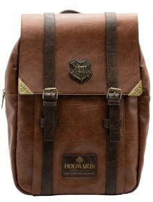 Раница ABYstyle Harry Potter Hogwarts Premium е кафява кожена училищна раница с тъмнокафяви каишки, златни катарами, герб на Хогуортс на капака и лепенка с надпис "Hogwarts School of Witchcraft and Wizardry".