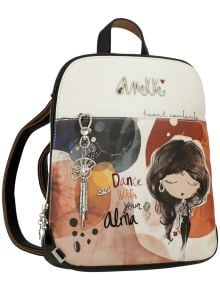 Стилна раница Anekke Alma 26 x 30 x 8 см с дръжка и цип, илюстрация на момиче с кестенява коса и затворени очи, цветни мотиви, висулки и надписи "Анеке Алма", "доволно сърце" и "Танцувай със своята Алма" отпред.