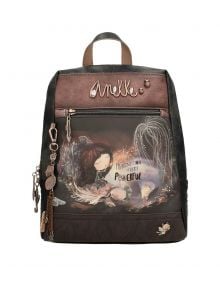 Раница Anekke Dreamverse, 26 х 32 х 10 см, дамска раница от кафява и черна синтетична кожа с илюстрация на момиче със златни елементи, надпис "Въображението е много силно" и декоративни висулки по циповете.