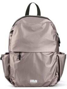 Раница Bombata Urban New York 16'' е сребристо-сива раница за лаптоп в металик, с черни ципове, преден и два странични джоба, черна дръжка за носене и надпис "URBAN" в бяло в долната част.