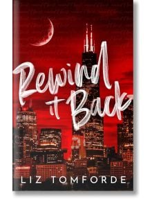Корицата на книгата Rewind It Back (Windy City, Book 5) от Лиз Томфорд включва червен нощен силует на Чикаго, полумесец и смело бяло ръкописно заглавие - създавайки перфектната атмосфера за този хокеен романс.