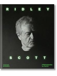 Корицата на книгата "Ридли Скот: Ретроспектива" включва черно-бял портрет на Ридли Скот на тъмен фон, неоново зелен текст RIDLEY SCOTT и надписи Ian Nathan и Thames & Hudson - впечатляваща биография на режисьора.