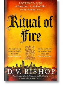 Корица на книгата "Ритуал на огъня", вълнуващ исторически роман, чието действие се развива в ренесансова Флоренция през 1538 г. - с огнен оранжев фон, горящ градски силует и препоръки. Горещината се покачва, когато убиец преследва града и пламъците поглъщ