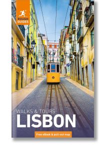 Жълт трамвай се изкачва по калдъръмена улица с цветни сгради в Лисабон, Португалия, на корицата на Rough Guides Walks and Tours Lisbon: Пътеводител с електронна книга - идеалният спътник за пешеходни обиколки в Лисабон.
