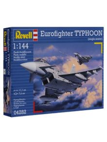 Сглобяемият модел Revell - Изтребител Eurofighter Typhoon (едноместен), в мащаб 1:144, е показан на кутията с два военни изтребителя, летящи в облачно небе, с видими продуктови данни и лога.