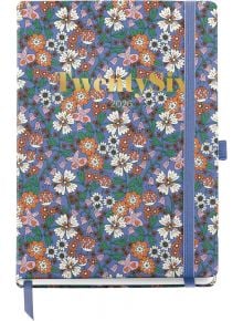 Седмичен тефтер - органайзер Miquelrius Natura Blooming 2026 е седмичен планшет А5 със златни букви "Twenty Six" и "2026" на флорална корица, както и синя ластична лента и примка за писалка - идеален за стилна организация.