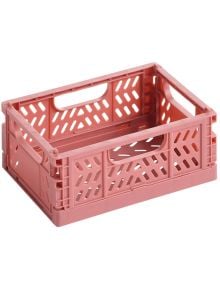 Сгъваемата кутийка Apli, корал е розова пластмасова кутия за съхранение с вентилирани страни, правоъгълна форма и вградени дръжки - идеална за организиране на пространството.