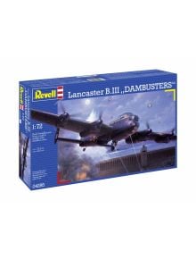 Кутията с модел "Сглобяем модел - Самолет Lanchaster B. III Dambusters" в мащаб 1:72 показва бомбардировач от Втората световна война, летящ нощем над язовир, осветен от прожектори.