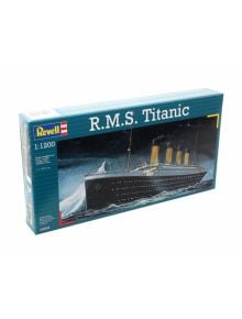 Кутията на Сглобяем модел Revell - Кораб RMS Titanic показва нощна илюстрация на осветения кораб, етикетирана с мащаб 1:1200 и надпис R.M.S. Titanic.