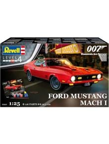 Обложката на кутията на Сглобяем модел Revell - Ford Mustang Mach 1 показва червения автомобил от филма "Диамантите са вечни", който се състезава по нощна градска улица, с табели на казина на заден план, вдъхновен от филма за Джеймс Бонд.
