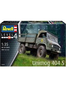 Сглобяем модел Revell - Камион Unimog 404 S показва зелен военен камион в гора. Кутията подчертава мащаб 1:35, 244 части, дължина 14.3 см и трудност ниво 4.