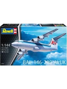 Изображение на кутията за сглобяем модел Revell - Самолет BAE 146 RJ85, мащаб 1:144, изобразява британски регионален самолет AirUK в полет на фона на синьо небе с видимо лого AirUK върху опашката.