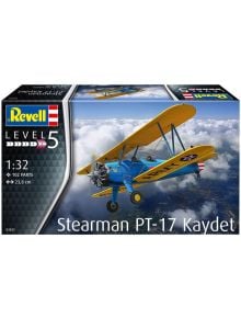 Кутията на сглобяем модел Revell - самолет Стеарман PT-17 Кайдет (мащаб 1:32, 102 части) показва илюстрация на жълто-синия биплан, летящ над облаците.