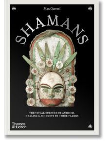 Корица на книгата "Шамани" от Макс Карочи, на която е изобразена декоративна шаманска маска със зелени и бели детайли сред кръгли орнаменти върху черно. Подзаглавието обхваща шаманизма, духовните водачи, анимизма и лечението.