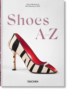 Корица на Shoes A-Z, 45th Edition: дизайнерска обувка с висок ток, зеброви райета и червена вътрешна част на бял фон. Идеално за колекционери на обувки, заглавието е изписано с големи розови букви, а в долната част е изписано TASCHEN.