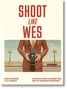 Корица на книгата "Снимай като Уес", на която е изобразен човек в оранжев костюм, който държи старинен фотоапарат на крайбрежна алея с лампи и пейки. Заглавието "Shoot Like Wes" се появява горе, а името на автора - под илюстрацията.