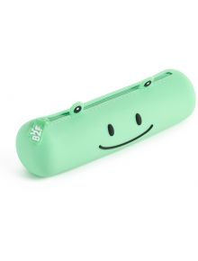 Силиконовият несесер Miquelrius Back2Fun Rollie - Жабче е светлозелен, цилиндричен силиконов калъф с цип, две дръжки с халки и дизайн с усмихнато личице — идеален за училищни принадлежности, с етикет „BYF“ върху дръжката на ципа.