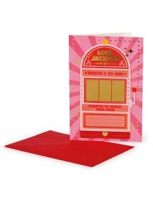 Скреч картичка Legami - Love Jackpot е розово-червена поздравителна картичка като ротативка с три златни скреч панела до червен плик, на розов фон с декорирани сърца и звезди.
