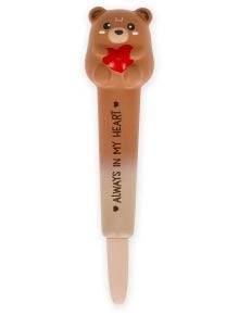 Скуишиши химикалка Legami - Teddy Bear е сладка гел писалка с кафяво мече, което държи червено сърце отгоре, и надпис "ALWAYS IN MY HEART" върху тялото - идеален аксесоар за бюро или моливник.