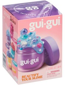 Слаймът „Gui Gui“ от колекцията „Glow-Up“, предлаган в кутия, се предлага в лилав контейнер и съдържа ароматен слайм с морски черупки и мъниста; опаковката на Moose е в розово и лилаво и показва четири различни текстури на слайма; подходящ за деца на възр