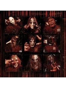 Девет маскирани фигури в тъмно облекло позират в мрежа 3х3 на фона на песъчлив червен филтър. Изображението предава енергията на Slipknot - Slipknot (25th Anniversary Edition) (2 VINYL), като всяко лице прави смели жестове или изражения.