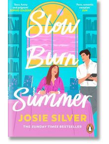 Корицата на книгата "Бавно изгаряне на лятото" - романтична комедия за разведена жена и мъж в оживена стая с рафтове за книги, голям прозорец и гледка към залеза. Заглавието е изписано с жълт и бял шрифт.