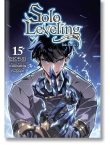 Тъмнокос Монарх на сенките със светещи сини очи и бронирана, заредена с енергия ръка се появява на корицата на Solo Leveling, Vol. 15: Side Stories 2, като над и до него са изписани заглавието и имената на създателите.