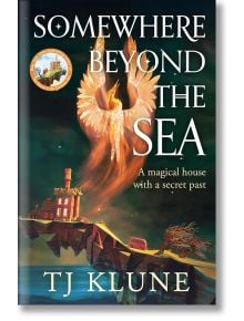 Корица на книгата Somewhere Beyond the Sea (Cerulean Chronicles, Book 2) от TJ Klune: Светещ феникс се издига над къща на скала, а наблизо има червен ван. Заглавие: Вълшебна къща с тайно минало.