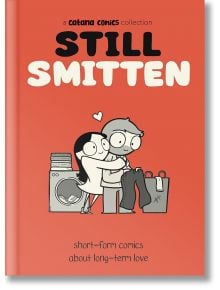 Корица на книгата за Still Smitten: Краткометражни комикси за дълготрайната любов на Catana Comics. Карикатурна двойка се прегръща до перална машина сред пране, със сърце над главите им и оранжев фон, улавяйки радостта от трайната любов.