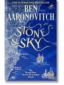 Корица на книгата Stone and Sky със син фон с подробна карта на Североизточна Шотландия, златен текст и илюстриран замък над вълните. Свръхестествена мистерия от поредицата "Реките на Лондон".